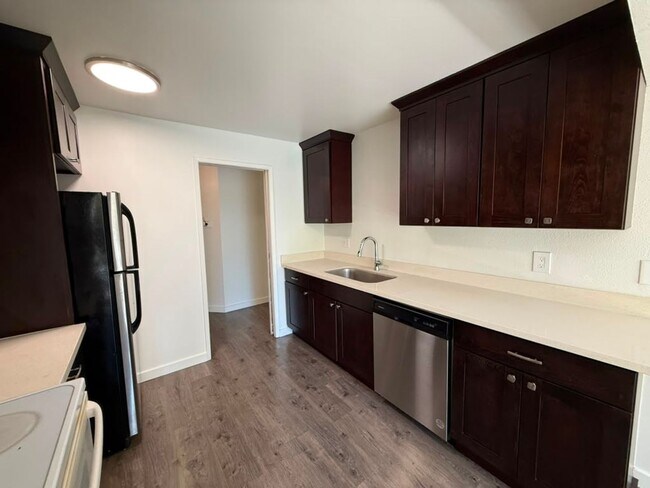 Building Photo - 3 Bed 2 Bath Condo & Pool Access!