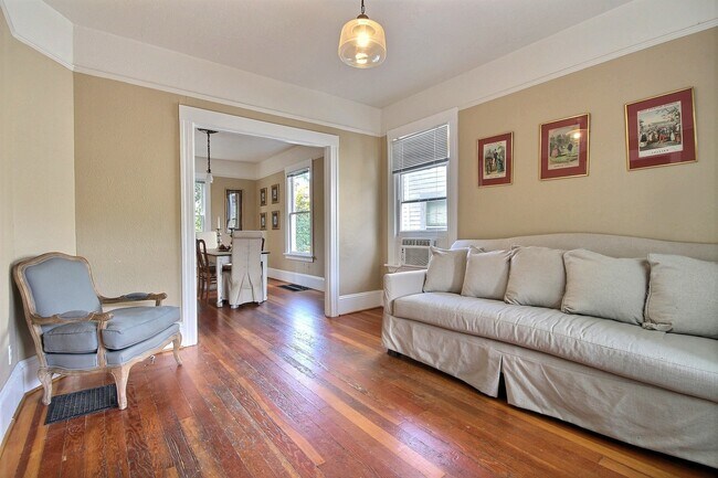 Building Photo - Charming Victorian home with private driveway