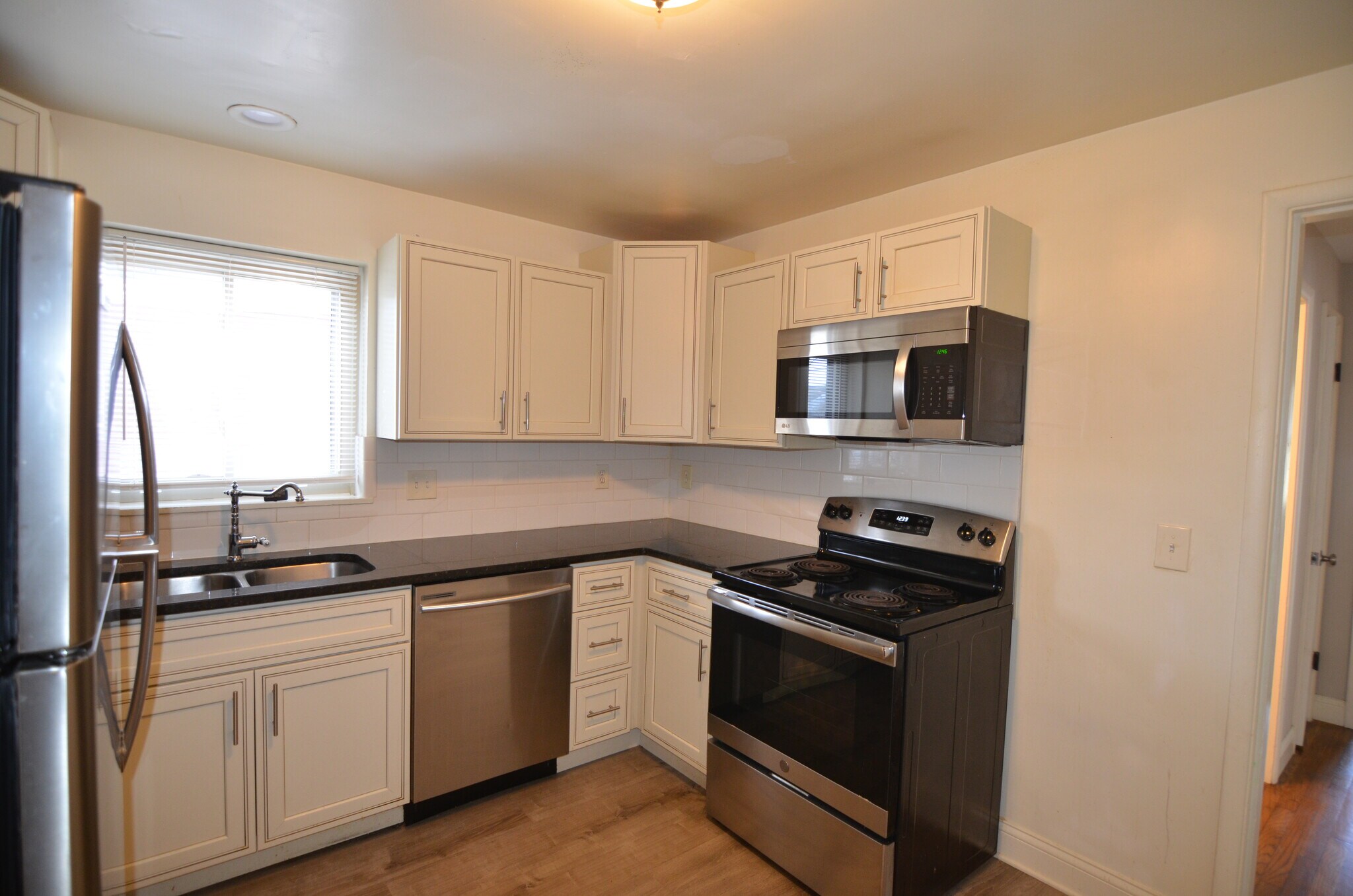 Building Photo - 4146 South Ave