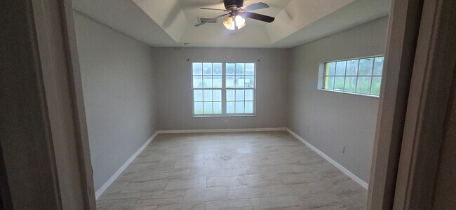 Building Photo - Huge Three Bedroom- 2 bath + den, 2 car ga...