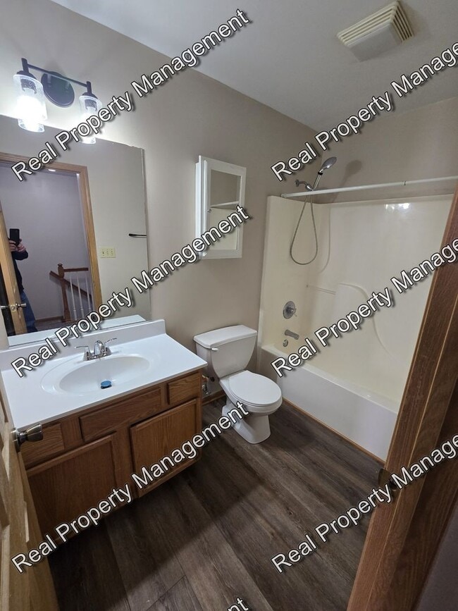 Building Photo - Updated 3 Bedroom Townhome