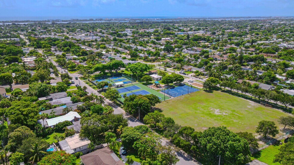 Building Photo - 1717 16th Ct N