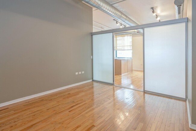 Building Photo - 6 E Monroe St