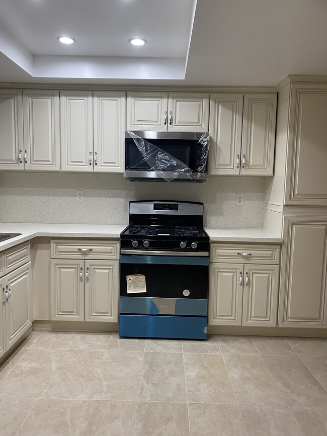 Building Photo - 13211 Vanowen St