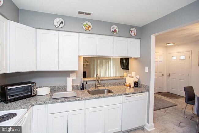 Building Photo - 33 Dogwood Ln