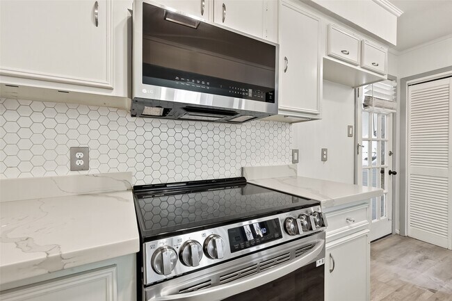 Building Photo - 13925 Hollowgreen Dr