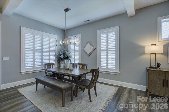 Building Photo - 82132 Standing Oak Dr