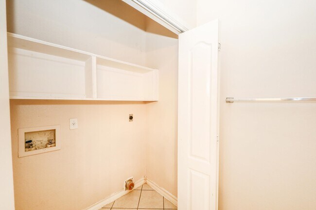 Building Photo - 1000 Ranchway Dr