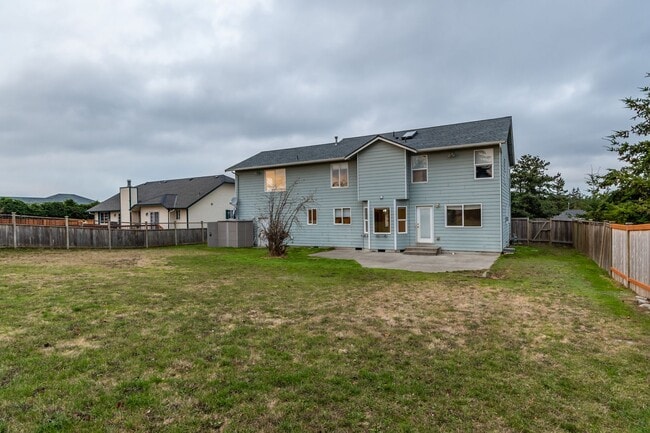 Building Photo - 4 bedroom, 3 bath Dog Friendly Home!