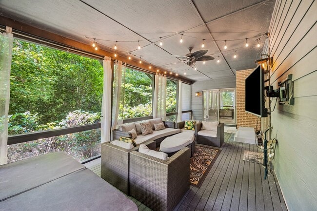 Building Photo - Gorgeous, Fully furnished 3 Bed 3.5 bath h...