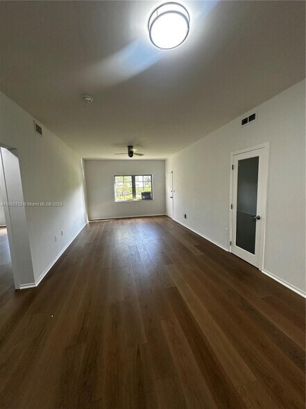 Living room - 1600 Michigan Ave