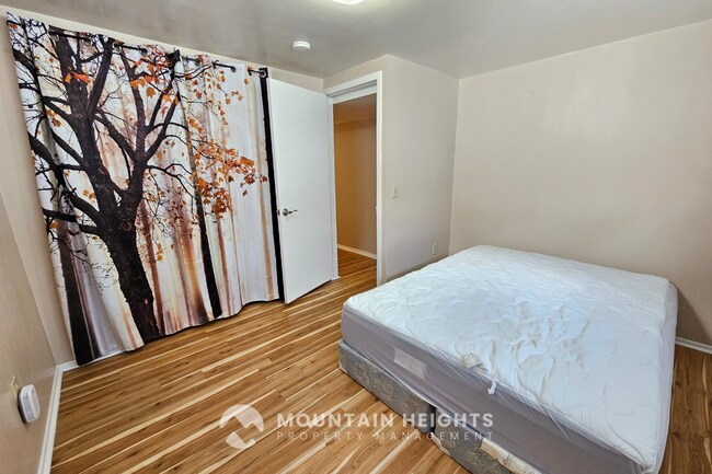 Building Photo - 9889 S Poppy Ln