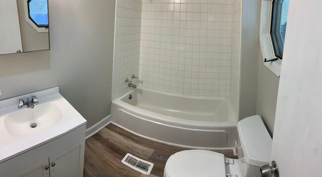Main Level Bathroom - 606 Cayton St
