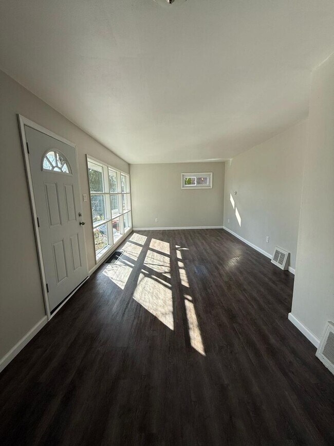 Building Photo - Great 4BR, 1 1/2BA Single Family Home in P...