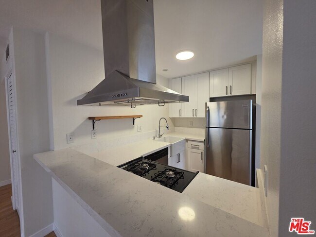 Building Photo - 1260 Vin Scully Ave