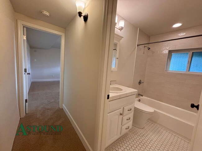 Building Photo - 915 Glendome Cir