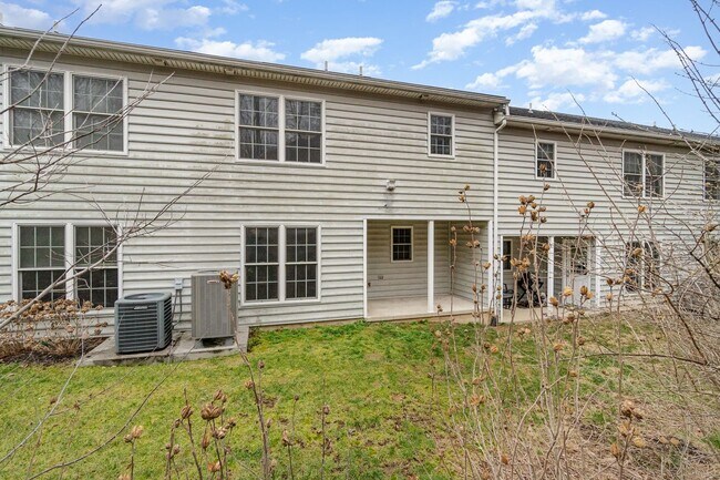 Building Photo - Welcome to this 3 bedroom, 2.5 bathroom to...