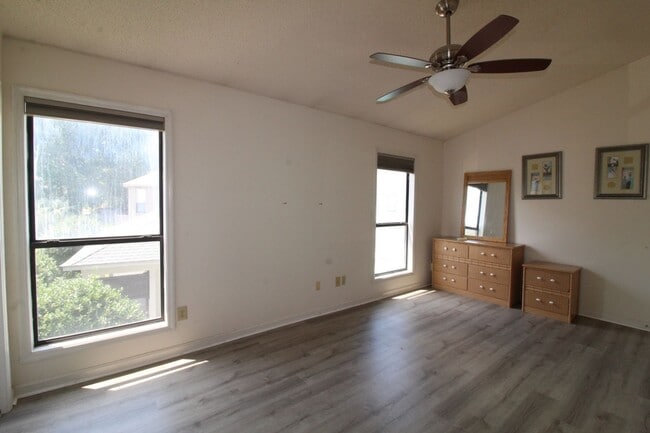 Building Photo - 1BR/1BA Top Floor Condo – Island Green (Tr...