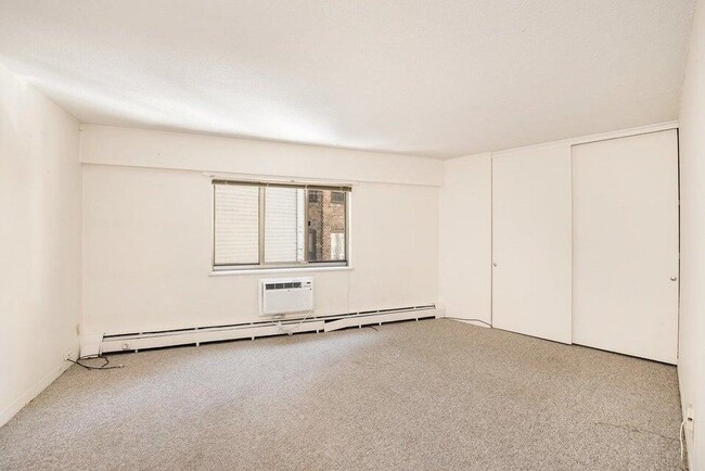 Building Photo - 1919 N Summit Ave