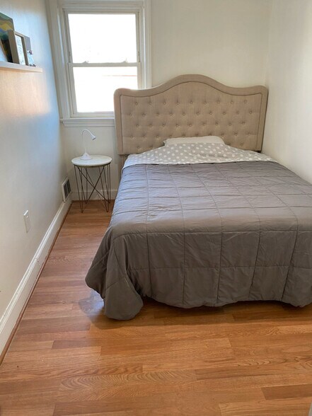 Building Photo - 423 21st St NE