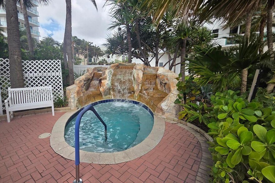 Building Photo - 3001 S Ocean Dr