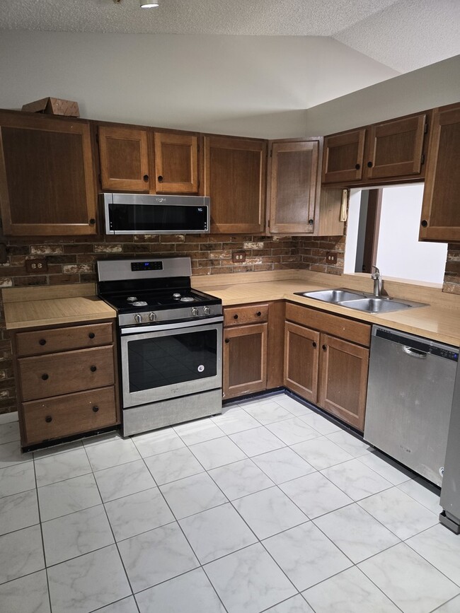 Building Photo - 4480 Shorewood Ct