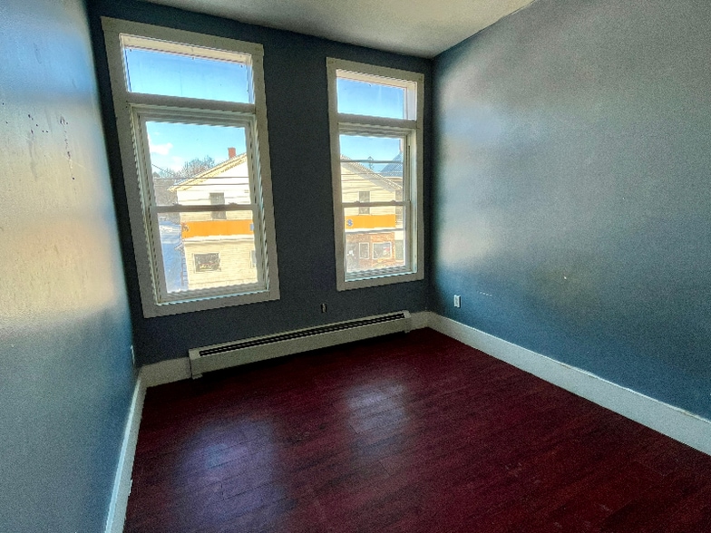 Building Photo - 342 Main St