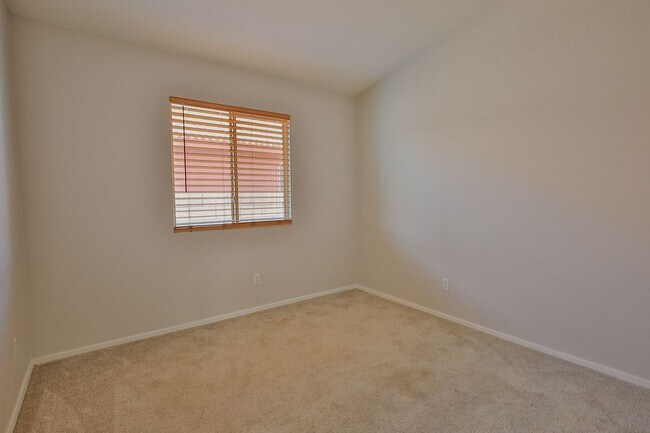 Building Photo - 4 Bedroom 2 Bathroom