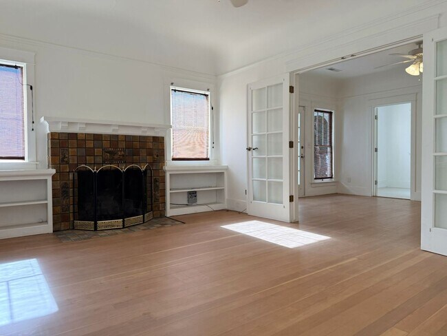 Building Photo - 838 W 19th St