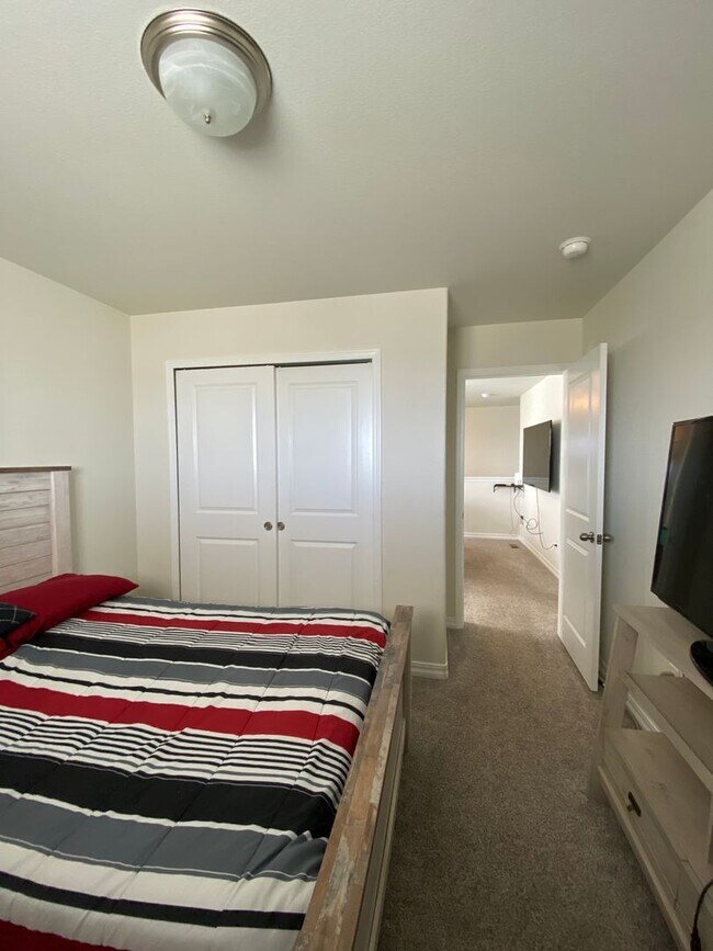 Building Photo - Stunning 3 Bedroom in NE Springs!