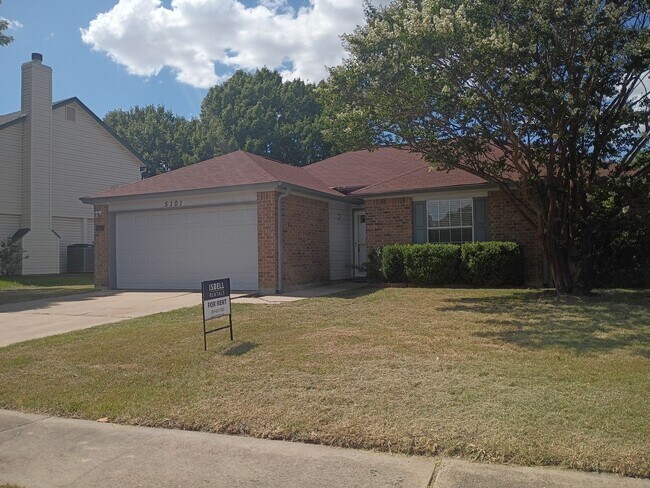 Building Photo - 5101 Glennwood Dr