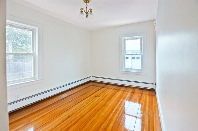 Building Photo - 292 Pleasant St