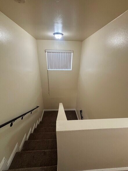 Building Photo - 1000 E 84th St