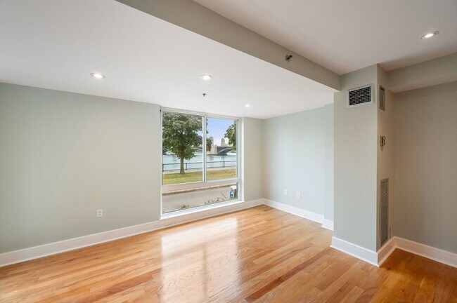 Building Photo - 75-83-83 Cambridge Pkwy