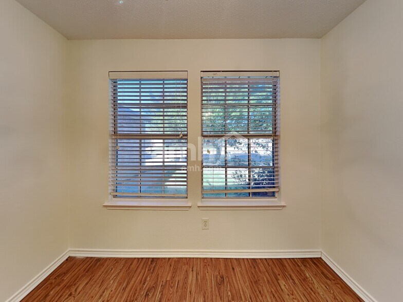 Building Photo - 1020 Chelsea Ln