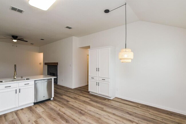 Building Photo - 2605 Cascade Cove Dr