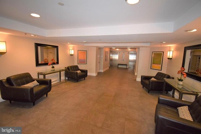 Building Photo - 610 N West St