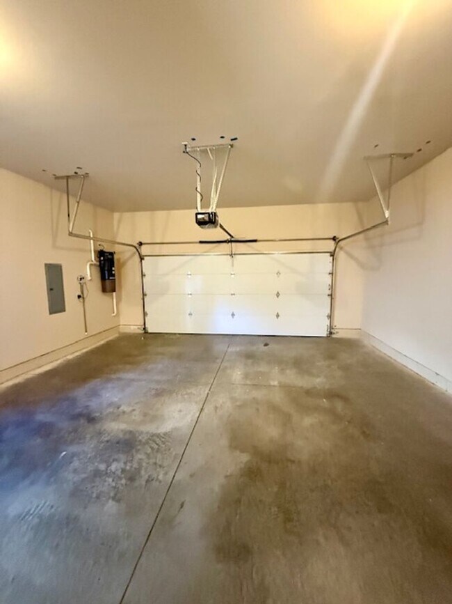 Building Photo - Charming 3 Bedroom Single-Level Home in Ba...