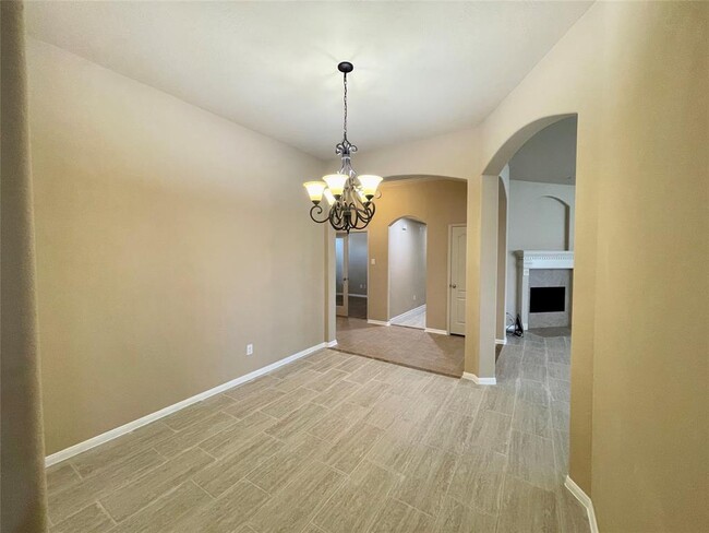 Building Photo - 2115 Mooncrest Dr