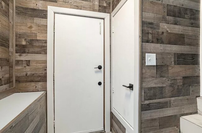 Building Photo - 801 Lake View Dr