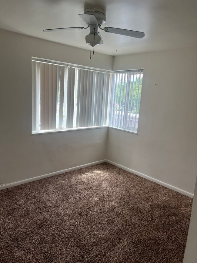 Building Photo - Move in now! 2 bed/ 1 bath