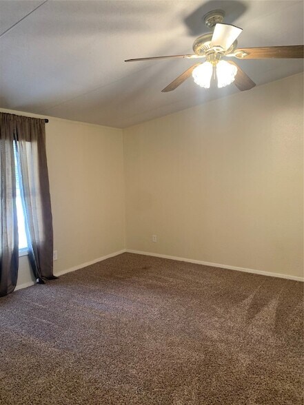 Building Photo - 1412 Sheri Ln S