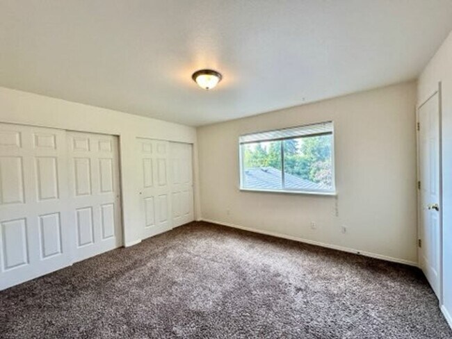 Building Photo - 382-388 E Leadora Ln
