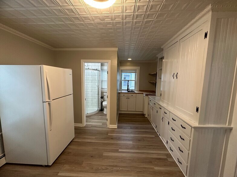 Building Photo - 17 Central St