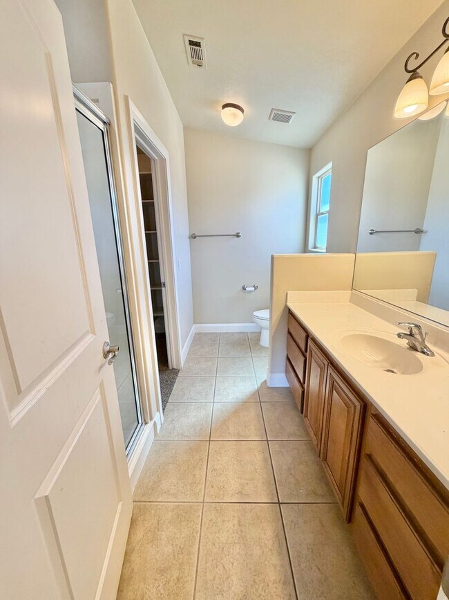 Building Photo - Charming 3 Bed 2 Bath + DEN/OFFICE Area!