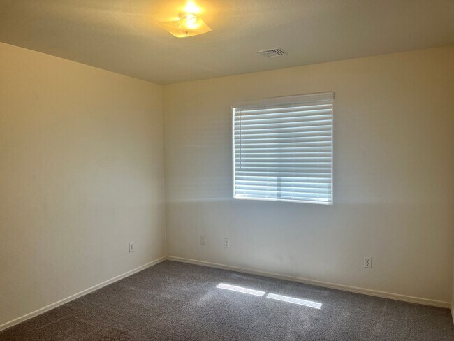 Building Photo - 6260 N Old McDonald Dr