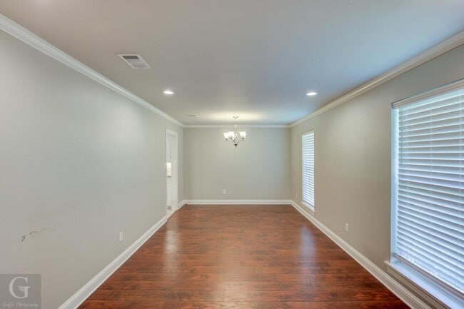 Building Photo - 425 Plaza Cir