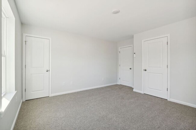 Building Photo - 13 Legacy Ln