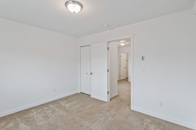 Building Photo - 3 Bed 2.5 Bath - Townhome - Hillcrest - NAS Whidbey