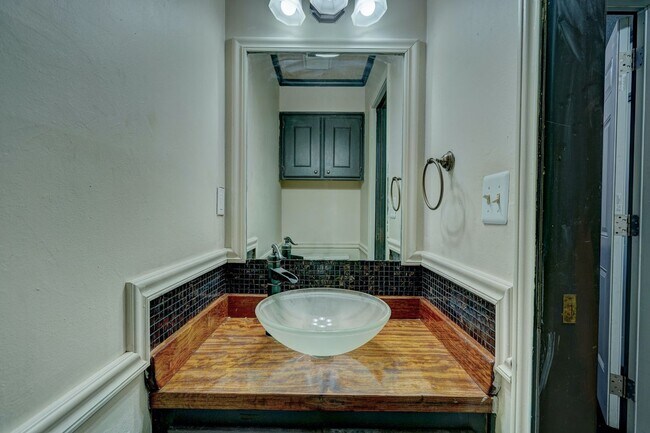 Building Photo - 4 bed 3 bath home!